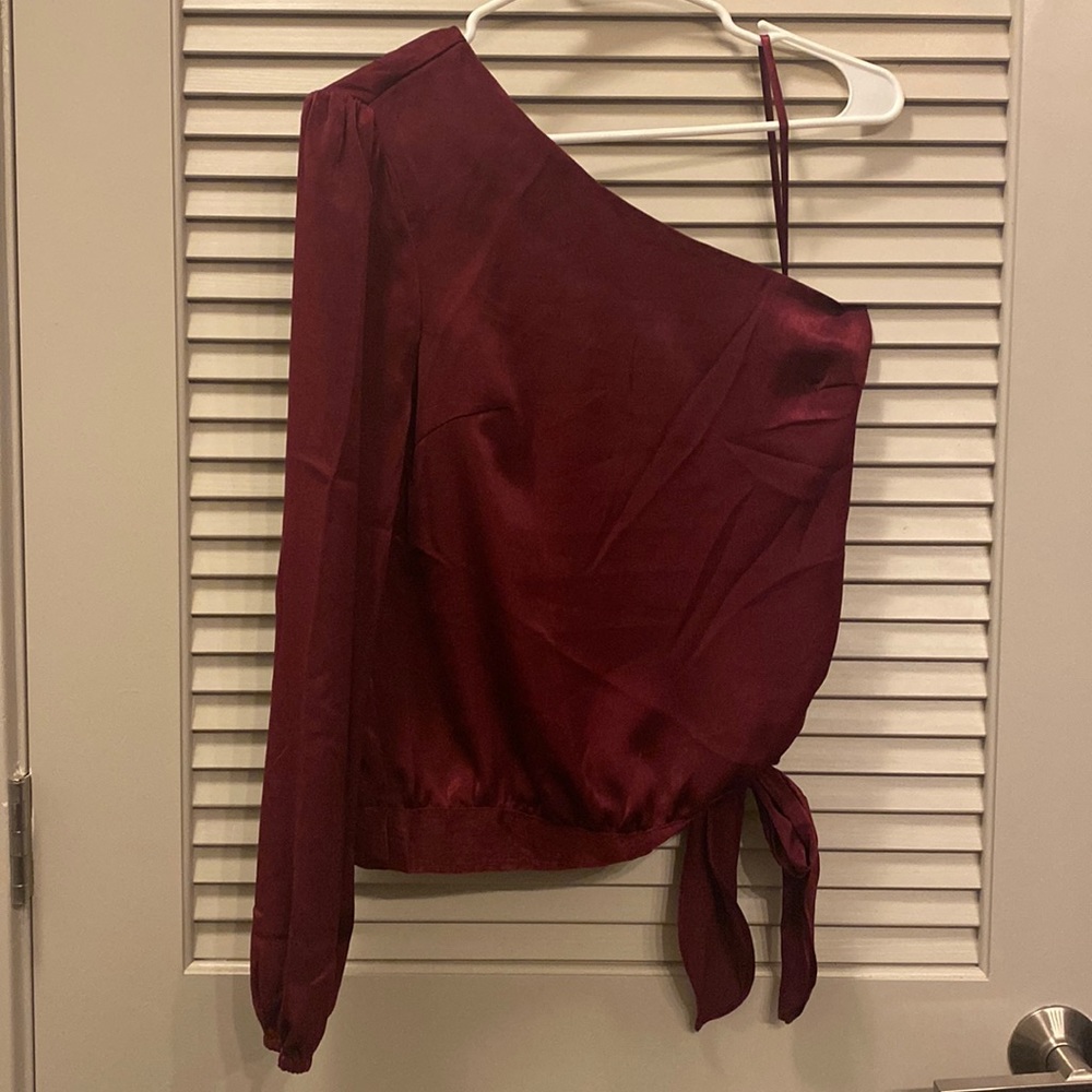One shoulder top